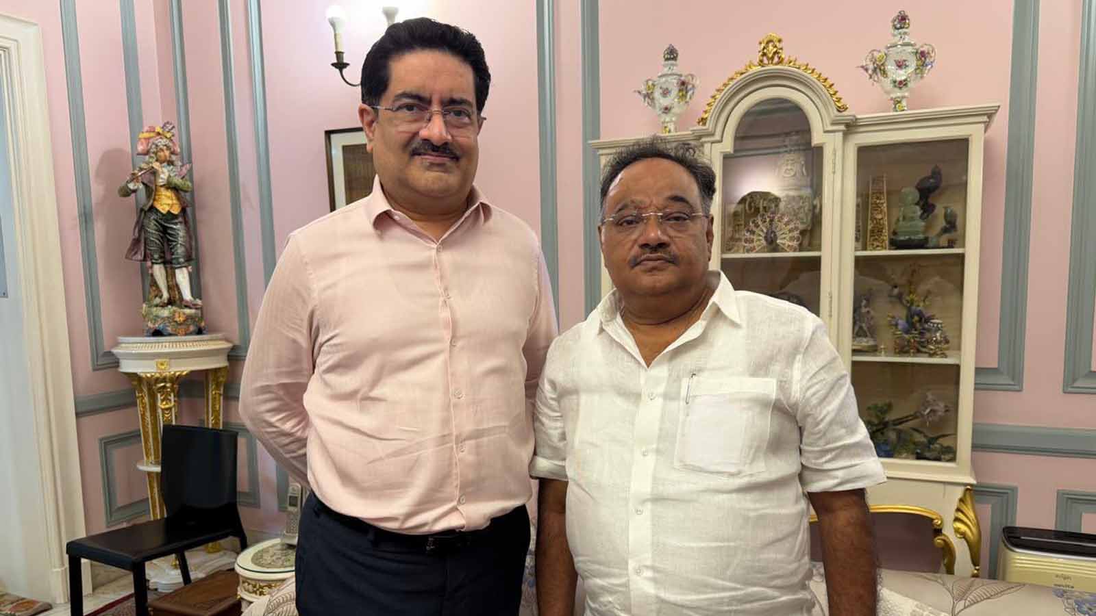পশ্চিমবঙ্গে শিল্প বিনিয়োগঃবিড়লাদের সঙ্গে বৈঠক শমীক ভট্টাচার্যের